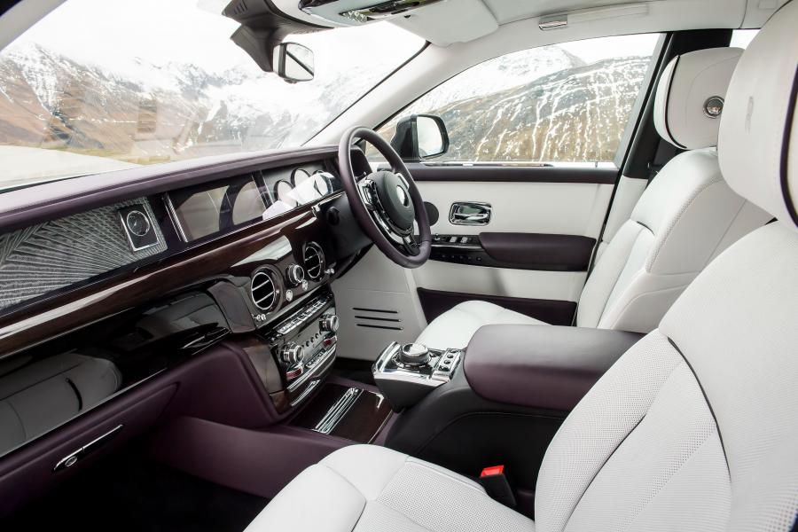 Интерьер Rolls-Royce Phantom EWB 2017 года  (UK) (фото 13 из 40)